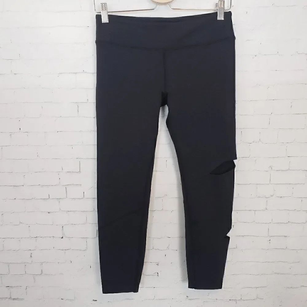 KiraGrace black cutout cropped leggings size M